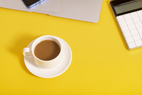 咖啡创意办公黄色桌面