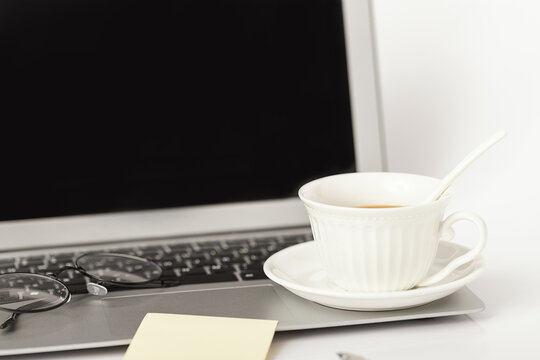 笔记本电脑桌上的一杯咖啡