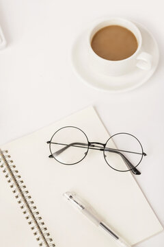 眼镜咖啡学习工作办公桌面