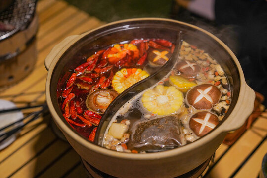 露营晚餐煮火锅鸳鸯锅