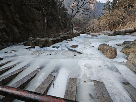 冬日青岛崂山北九水结冰盛景