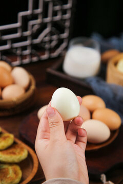 手里拿着熟鸡蛋
