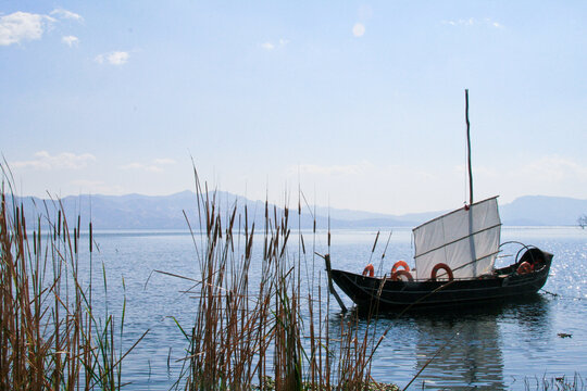 泸沽湖中的帆船