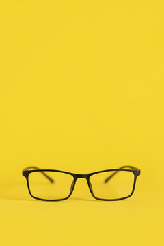 黑框眼镜黄色背景图