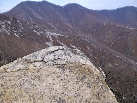 兀石与冬天的山岭