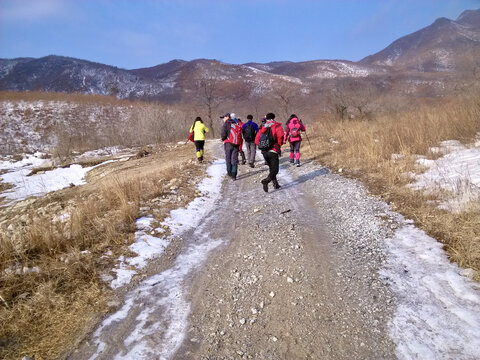 冬天向大山行进的户外队伍