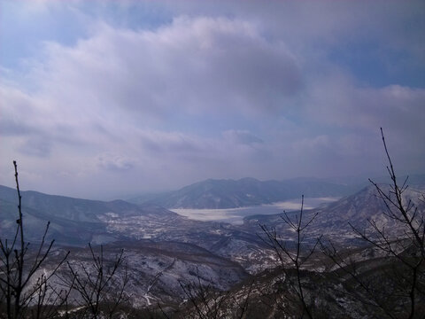 云雾下的雪山水库