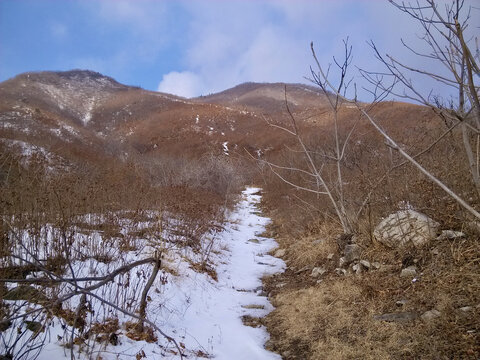 铺雪的山路