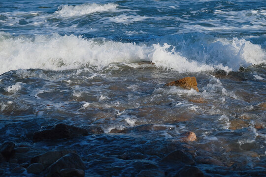 海滩上的浪花和石头