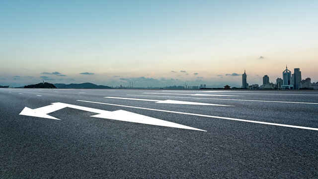 公路行车道和城市景观