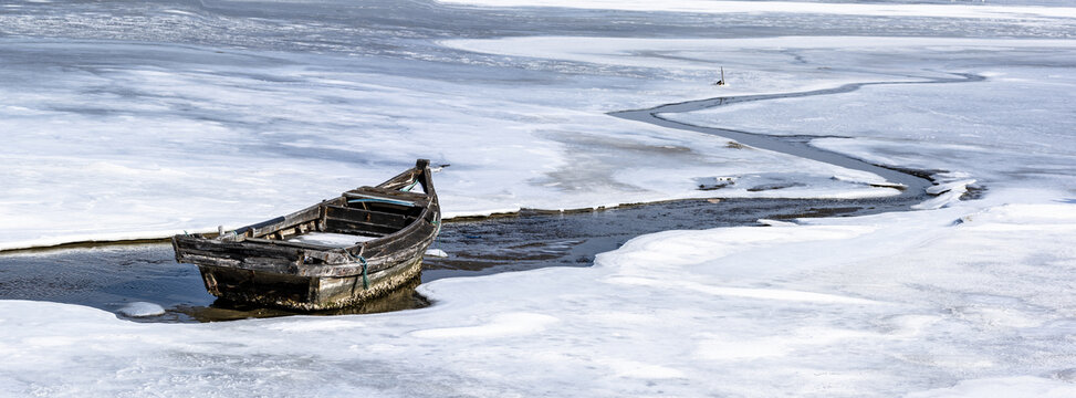冰上的舢板船