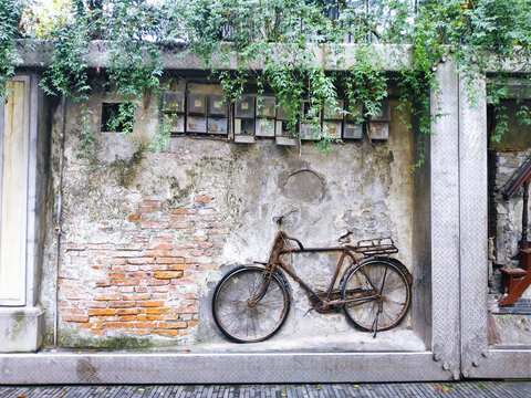 杭州南宋御街围墙自行车雕塑