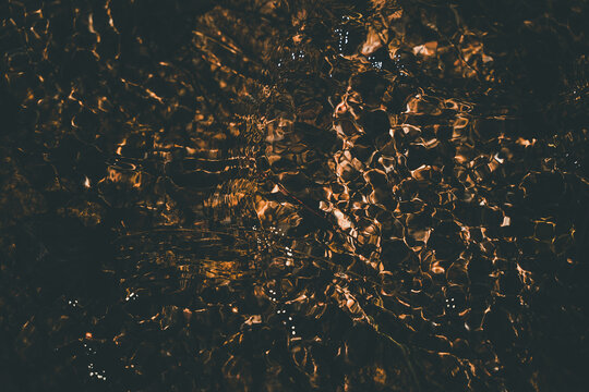 秋天小溪里的石子
