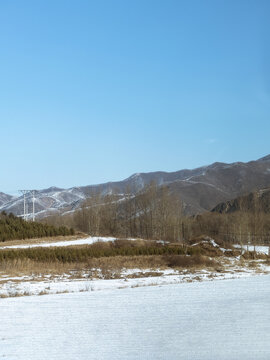 冬雪过后的农田与远山
