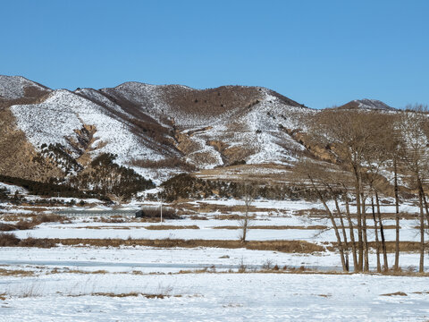 冬季雪后的远山与农田