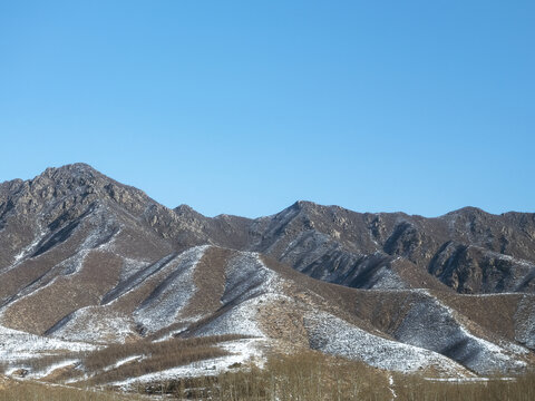 冬天雪后的山脉与积雪