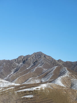 冬天雪后覆盖的山峰