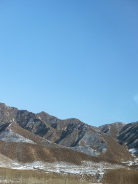 冬季大雪过后的远山