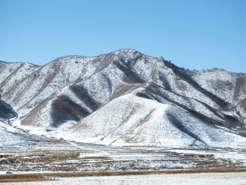 冬天远处雪白的山峰