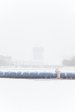 冬季河道堆满积雪