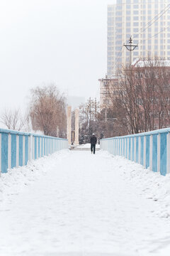 冬季的积雪小吊桥