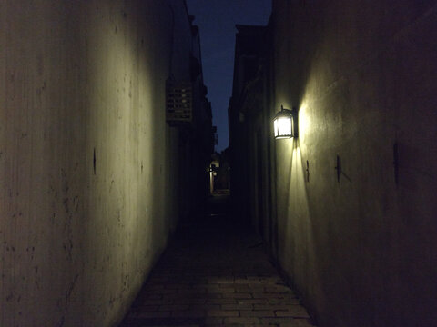 夜晚的巷子