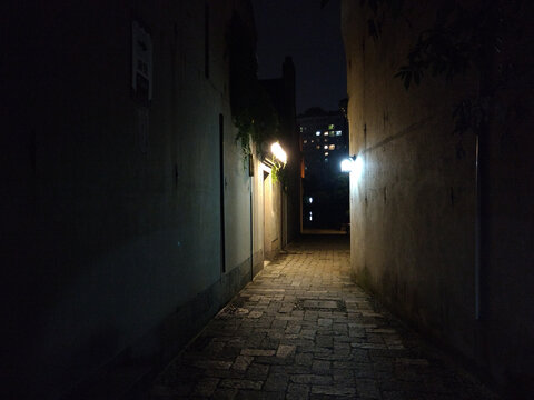 深夜僻静的小巷