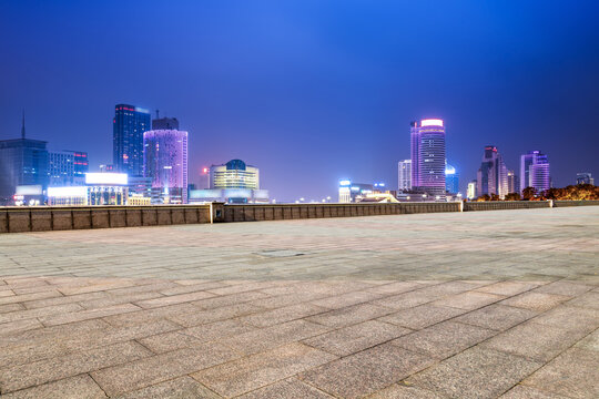 地砖观景台和城市夜景