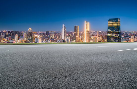 前进的道路和现代建筑夜景