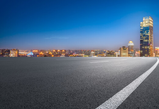 公路行车道和城市夜景