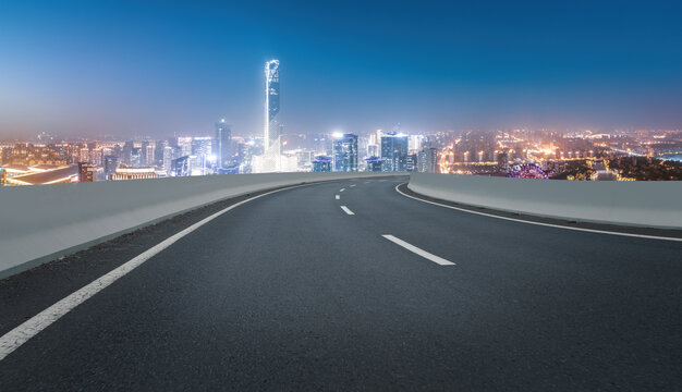 公路弯道和城市夜景