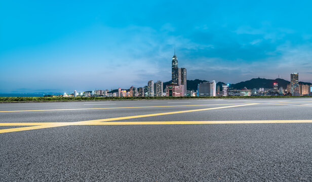 道路地面和金融区建筑夜景