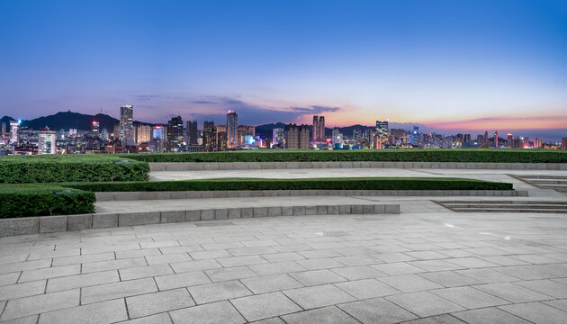 广场砖地面和城市夜景