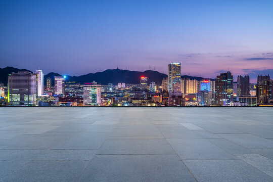 城市道路和现代建筑夜景