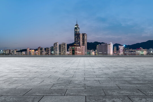 前进的道路和城市夜景