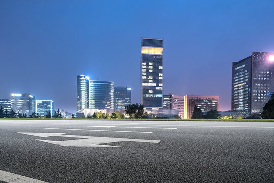 沥青地面和金融区建筑夜景