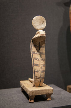 古埃及眼镜蛇雕像