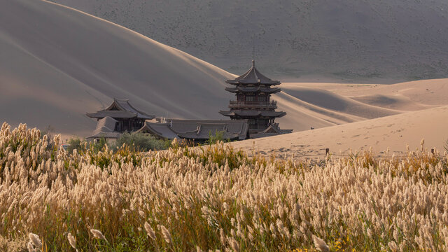 敦煌鸣沙山月牙泉自然景观