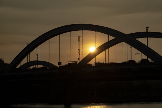 桥上日落
