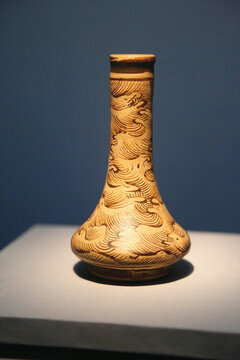 吉州窑彩绘海寿纹长颈瓶