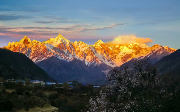 日照金山