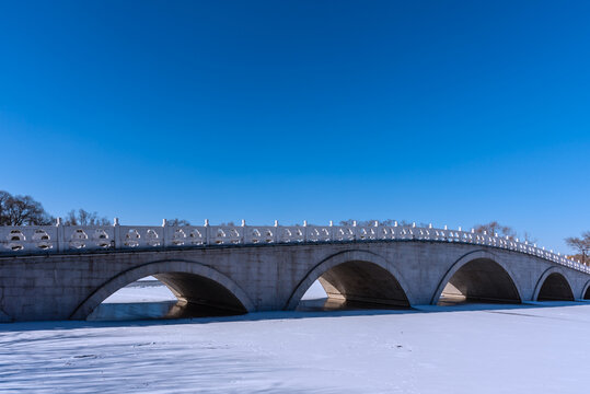 冬天雪后的中国沈阳北陵公园