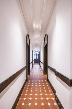 中式木质装修的走廊通道