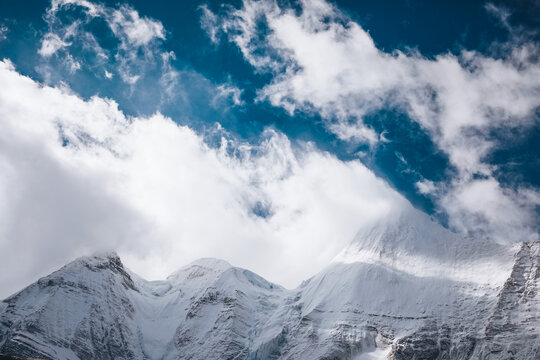稻城亚丁被云层覆盖的雪山