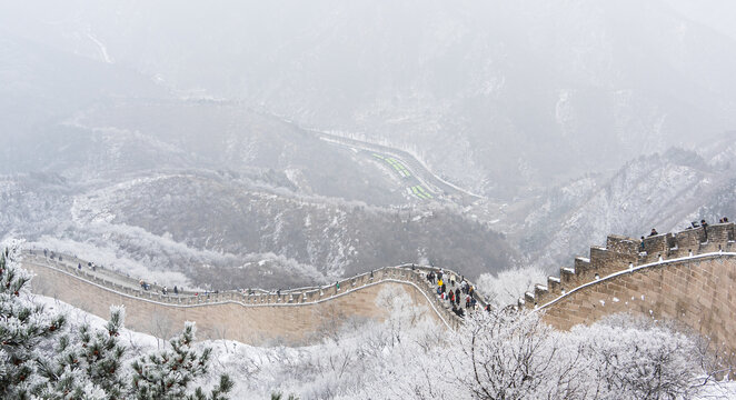 北京雪后八达岭长城