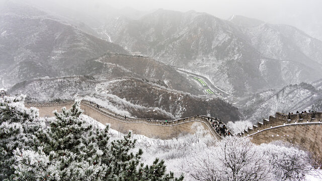 北京雪后八达岭长城