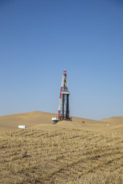 沙漠腹地的石油钻井井架