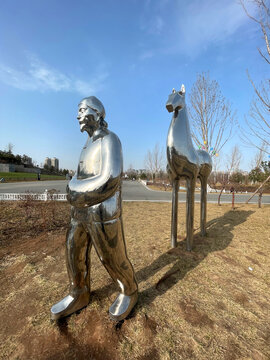 公园雕塑人和马