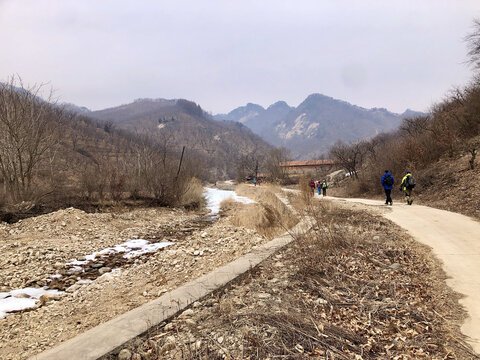 走在乡村的水泥路面上