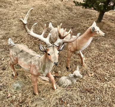 三只鹿的雕塑
